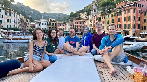 Das arocom Team auf einem Boot in Portofino